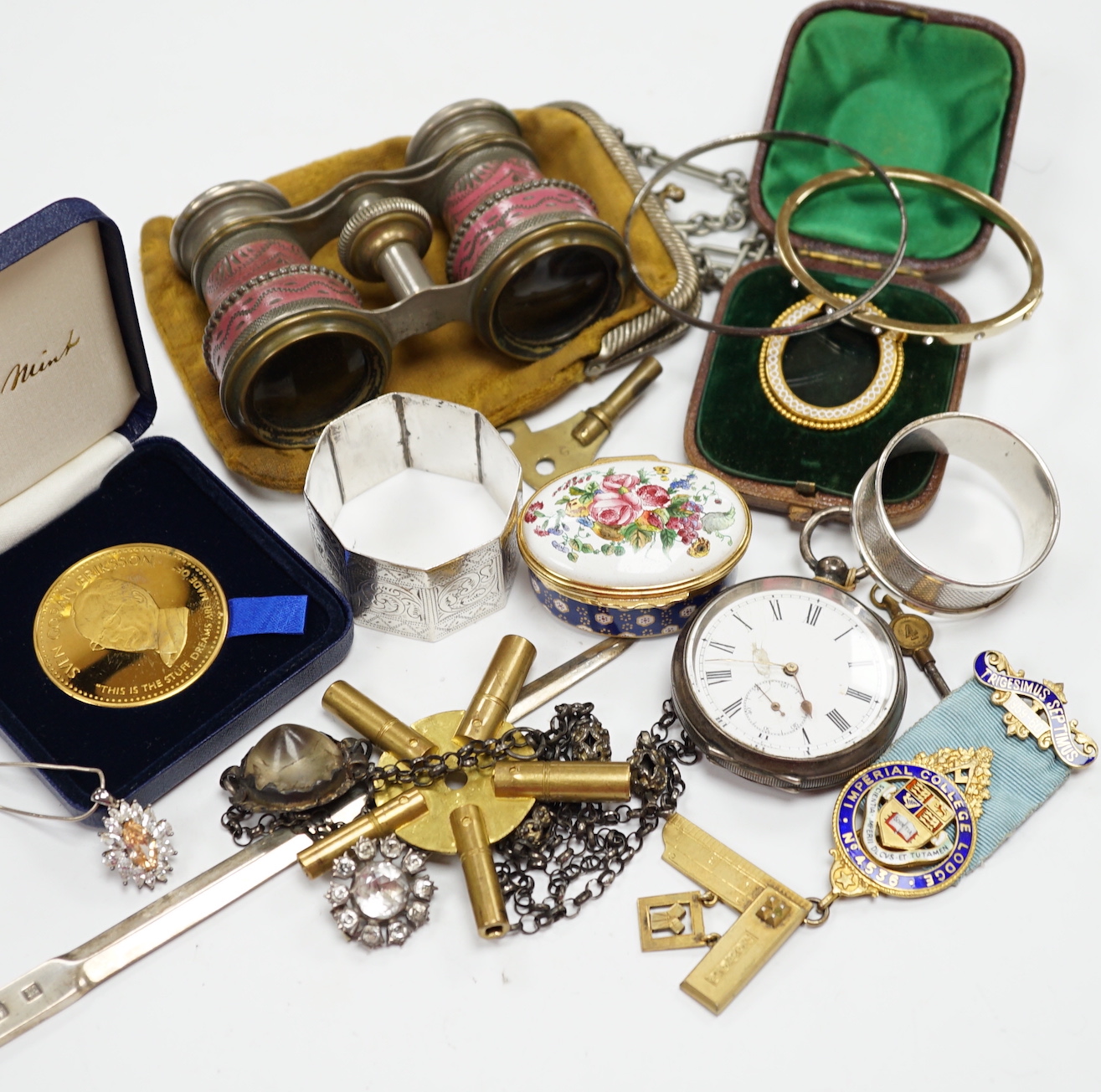 A small group of jewellery, silver and other collectables including a modern silver meat skewer, 20.6cm, silver napkin rings, Swiss 935 white metal pocket watch, unmounted cut stones, pen, opera glasses etc.